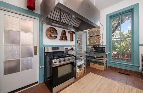 Brazos House | Top-Rated Sturgis Inn in Downtown Waco - Pet Friendly Stay