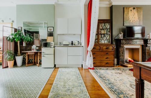 Pontcanna Apartment | Elegant Suite in Cardiff City Centre with Private Parking