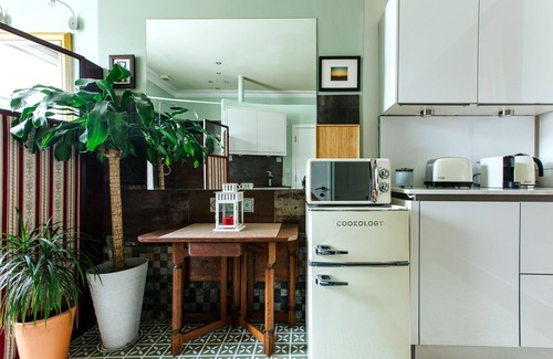 Pontcanna Apartment | Elegant Suite in Cardiff City Centre with Private Parking