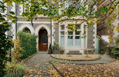 Pontcanna Apartment | Elegant Suite in Cardiff City Centre with Private Parking