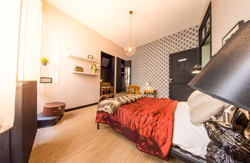 Centre Historique Bed & Breakfast | Discover RetroMirabeau: Suite with Kitchen Amenities