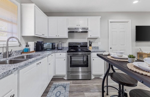 Sulphur Apartment | Ideal Getaway: The Suite Spot Near Casinos & Great Amenities