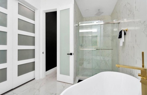East Downtown Houston House | Spacious Suite Spot with Downtown Skyline Views for 12