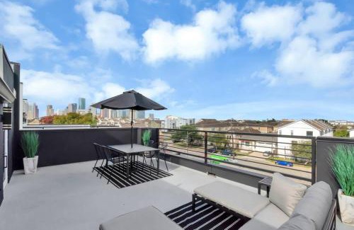 East Downtown Houston House | Spacious Suite Spot with Downtown Skyline Views for 12