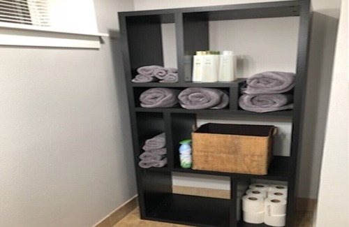 Tigard House | Homely Suite with Kitchen & Breakfast | Guest Rated 9.8
