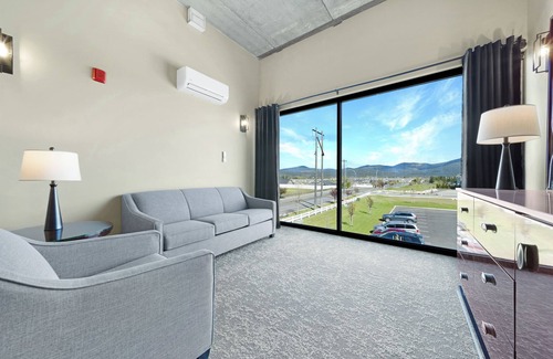 Post Falls Hotel | Eco-Friendly Suites at Prairie Falls with Family Amenities