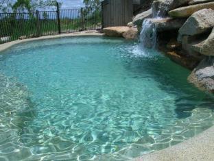 Atherton Bed & Breakfast | Experience The Summit Bed & Breakfast: 5-Star Comfort Awaits