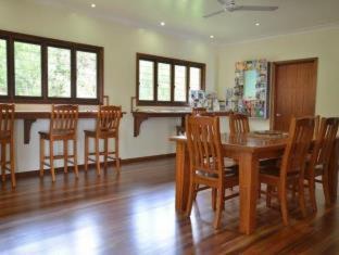 Atherton Bed & Breakfast | Experience The Summit Bed & Breakfast: 5-Star Comfort Awaits