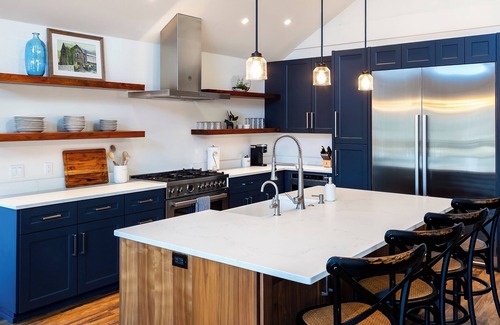 Hood River Condo | Indulge in The Summit: Iconic Penthouse with Pool & Spa
