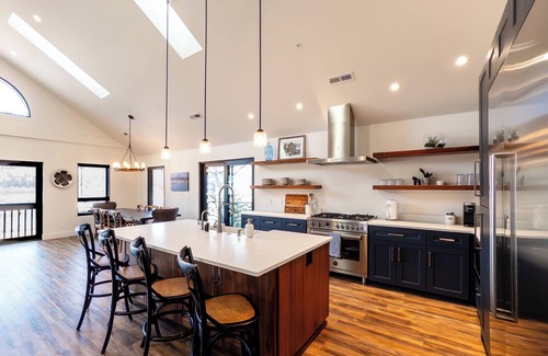 Hood River Condo | Indulge in The Summit: Iconic Penthouse with Pool & Spa