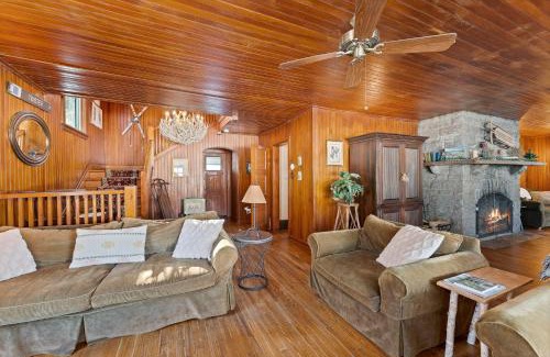 Adirondack House | Discover The Sun and Ski: Pet-Friendly Adirondack Retreat