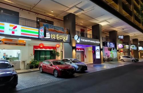 George Town Apartment | Oceanfront Beacon Executive Suite in Penang with Pool