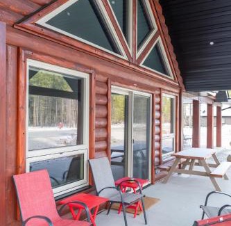 Valemount House | Exceptional Sundance Cabin: Pet-Friendly & Family-Oriented