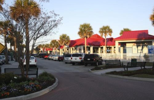 Pelican Bay House | Experience Family-Friendly Fun at The Sunny Side Hotel