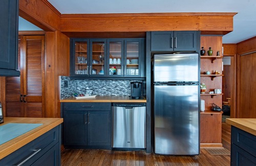 Wyoming House | The Sunset Bell Lakehouse & Beachfront Retreat - Lake Huron