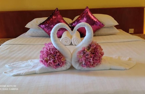 Kuala Teriang Cabin | Relax in the Sunset View Lagoon Suite with Ocean Views