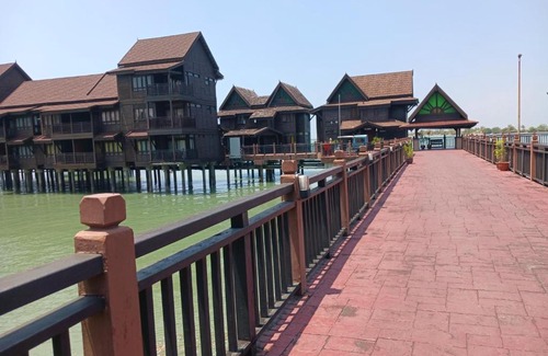 Kuala Teriang Cabin | Relax in the Sunset View Lagoon Suite with Ocean Views