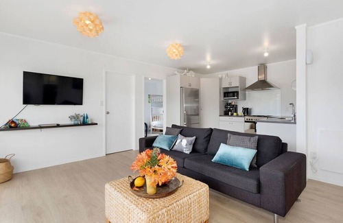 Mangawhai Heads Cottage | Welcoming Sunshine Bungalow - Family & Pet Friendly Retreat