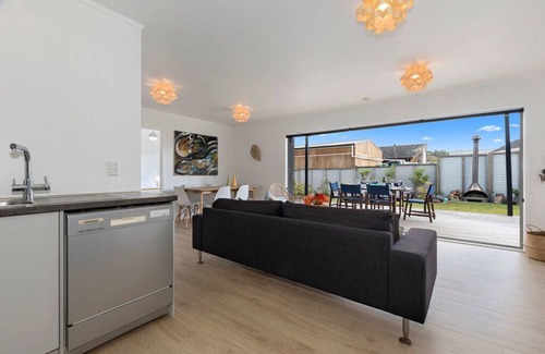 Mangawhai Heads Cottage | Welcoming Sunshine Bungalow - Family & Pet Friendly Retreat