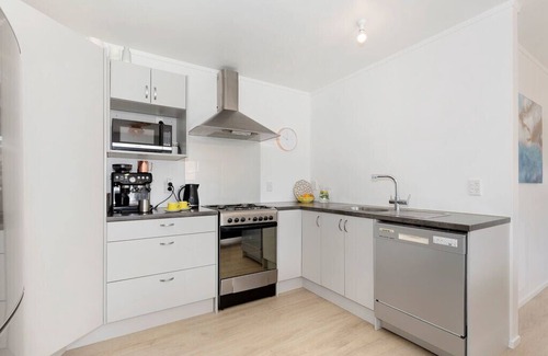 Mangawhai Heads Cottage | Welcoming Sunshine Bungalow - Family & Pet Friendly Retreat