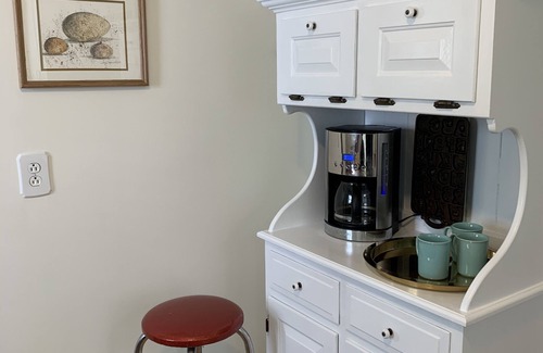 Huntsburg Cottage | Idyllic Sunshine Cottage: Pet-Friendly Retreat with Lake Views