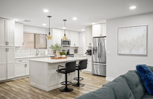 Alta Vista Estates House | Discover The Sunshine House: Heated Pool & Grill Delight