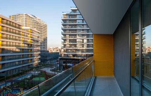 Bagcilar Apartment | Exclusive Oceanfront Retreat at The Superior Living Batışehir