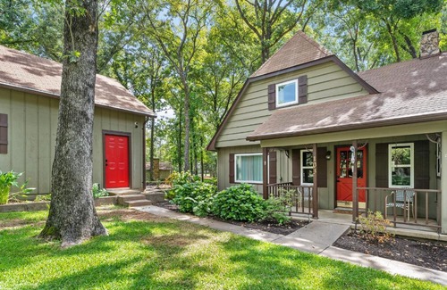Enchanted Oaks House | Spacious Susser Estate with Guest Cottage for Family Getaways