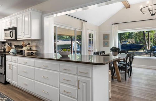 Enchanted Oaks House | Spacious Susser Estate with Guest Cottage for Family Getaways