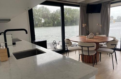 Dordrecht Boat Rental | The Sustainable Saek Sneekermeer