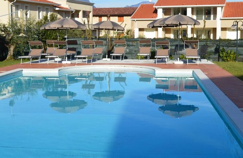 Pieve Vecchia Bed & Breakfast | Relax at The Swan B&B: Ocean View & Hot Tub Awaits