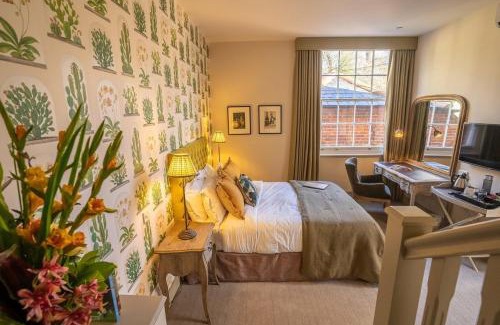 Chiddingfold Bed & Breakfast | Discover The Swan Inn: Pet-Friendly Stay with Breakfast