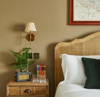 Shipham Hotel | Discover The Swan Inn: Pet-Friendly Stay with Top Ratings