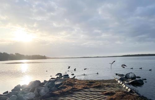 Buff Point House | Discover The Swan Lakehouse on Budgewoi Lake - 4 Star Stay