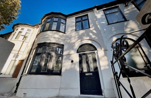Wall End House | Experience The SwankeyTownhouse in Trendy East London