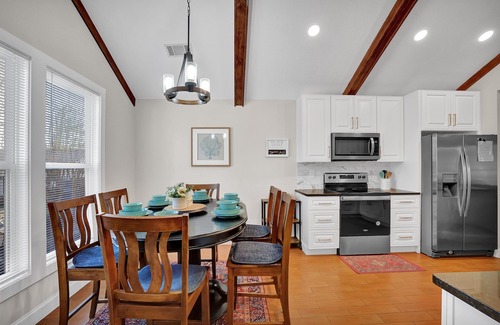 Sugar Hill House | Sweet Home Retreat Near Mall of GA with Spa & Ocean View