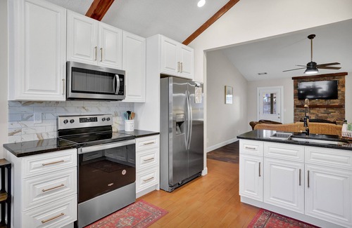 Sugar Hill House | Sweet Home Retreat Near Mall of GA with Spa & Ocean View