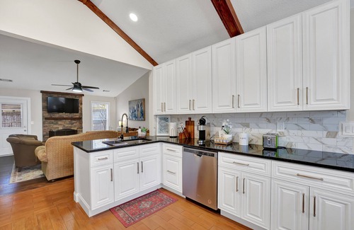Sugar Hill House | Sweet Home Retreat Near Mall of GA with Spa & Ocean View