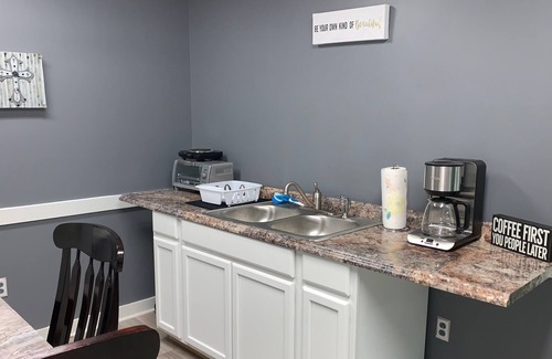Lexington Apartment | the sweet spot,newly renovated loft, walk 2 Beech Lake, wifi, smart tvs, kitchen