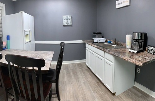 Lexington Apartment | the sweet spot,newly renovated loft, walk 2 Beech Lake, wifi, smart tvs, kitchen