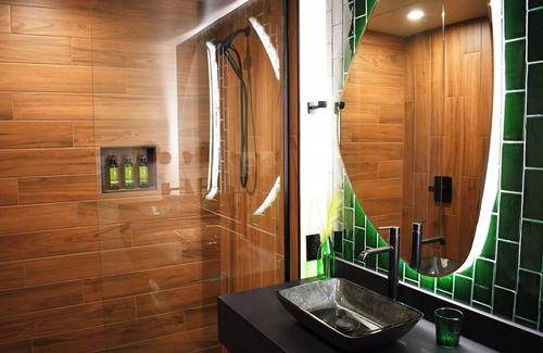 Swiftwater Hotel | Discover The Swiftwater: Eco-Friendly Retreat with Pool