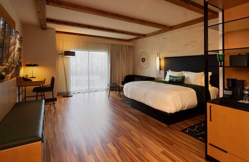 Swiftwater Hotel | Discover The Swiftwater: Eco-Friendly Retreat with Pool