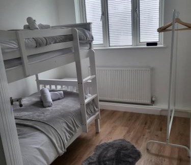 Crystal Palace Apartment | Ideal Family Retreat at The Sydenham Snug - Rated 9.3/10