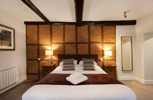 Moreton Hotel | Discover The Talbot Inn: 4-Star Stay with Dining & Family Comfort