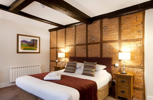 Moreton Hotel | Discover The Talbot Inn: 4-Star Stay with Dining & Family Comfort