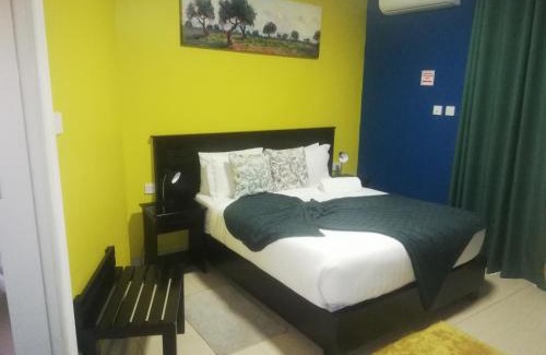 Palapye Hotel | Discover the Tamek Palace Hotel: Poolside Family Getaway