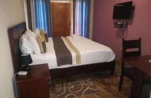Palapye Hotel | Discover the Tamek Palace Hotel: Poolside Family Getaway
