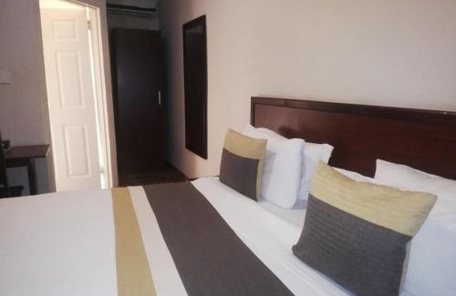 Palapye Hotel | Discover the Tamek Palace Hotel: Poolside Family Getaway