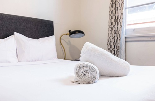 Tamworth Hotel | Eco-Friendly Comfort at The Tamworth Hotel with Pool & Dining