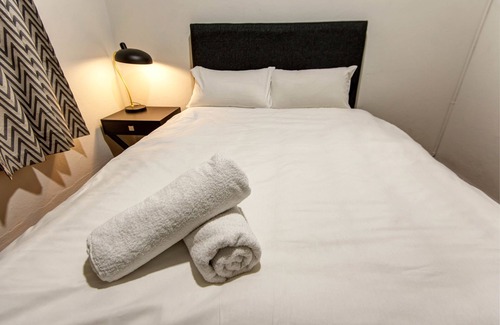 Tamworth Hotel | Eco-Friendly Comfort at The Tamworth Hotel with Pool & Dining